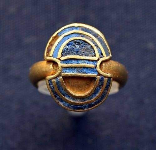 Μινωικό δαχτυλίδι σε σχήμα ασπίδας