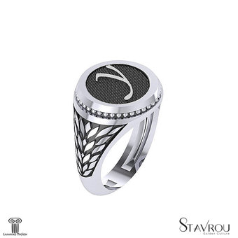 Γυναικείο στρόγγυλο Δαχτυλίδι σεβαλιέ Μονόγραμμα Υ ύψιλον - 4.06 d με σχέδιο δαφνόφυλλα στη γάμπα / Ασημένιο, χειροποίητο, δίχρωμο, λευκό - μαύρο με πατίνα