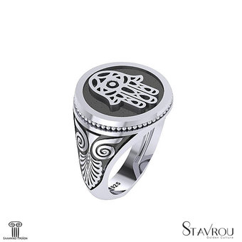 Γυναικείο Στρόγγυλο Σεβαλιέ Δαχτυλίδι σφραγίδα ΧΕΡΙ τής ΦΑΤΙΜΑ (ΧΕΡΙ ΧΑΜΣΑ) - 3.11 akr με σχέδιο ακροκέραμο στη γάμπα / Ασημένιο, χειροποίητο, δίχρωμο, λευκό - μαύρο με πατίνα