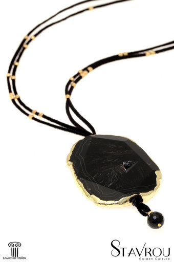 γυναικείο κολλιέ με κρεμαστό μαύρο αχάτη δεμένο σε ασημένιο επιχρυσωμένο πλαίσιο με μαύρο βελούδινο κορδόνι με ασημένια επίχρυσα στοιχεία / 2KO0205 logo