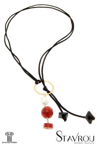 γυναικείο κολλιέ, γραβάτα, με μεταξωτό μαύρο κορδόνι, μαργαριτάρια fresh water biwa και φυσικά μηλοκόραλλα σε ακανόνιστο σχήμα δεμένα με ασημένια επίχρυσα στοιχεία / 2KO0253 logo