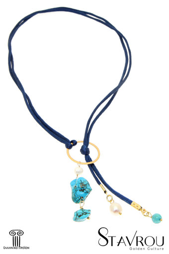 γυναικείο κολλιέ, γραβάτα, με μεταξωτό μπλε κορδόνι, μαργαριτάρια fresh water biwa και φυσικό τυρκουάζ σε ακανόνιστο σχήμα δεμένα με ασημένια επίχρυσα στοιχεία / 2KO0255 logo